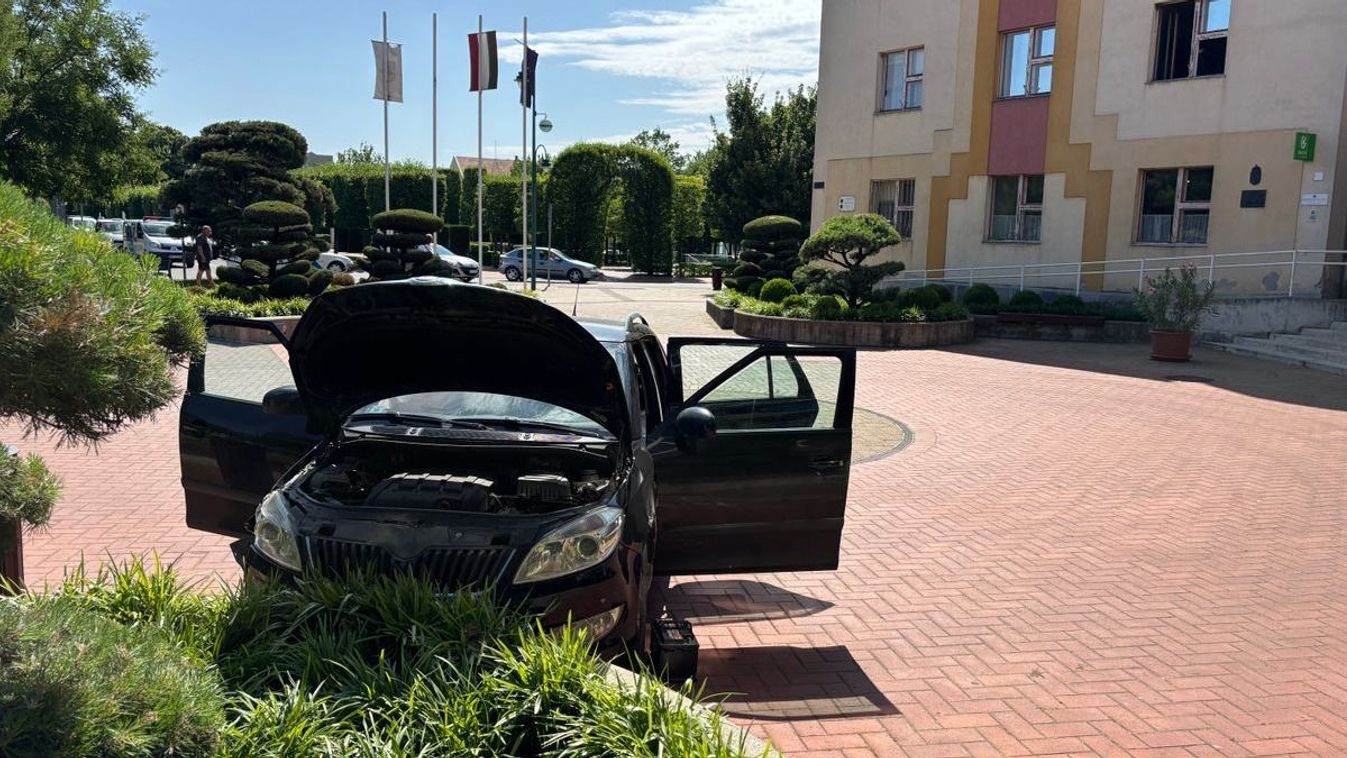 Rosszul lett a sofőr, 800 méteren át tarolt: autónak, oszlopnak, virágágyásnak ütközött