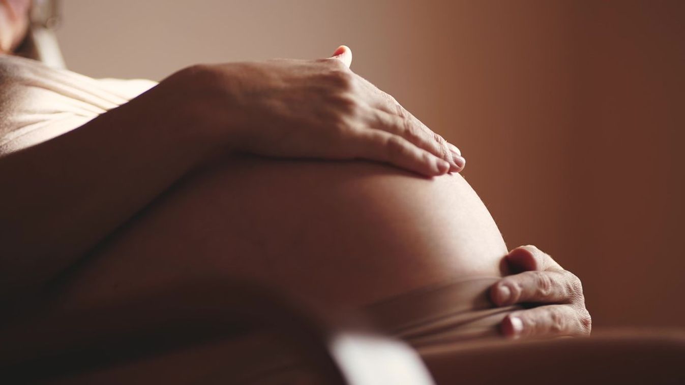 A munkahelyi mosdóban szülte meg gyermekét, hátizsákjában találták meg az újszülött holttestét