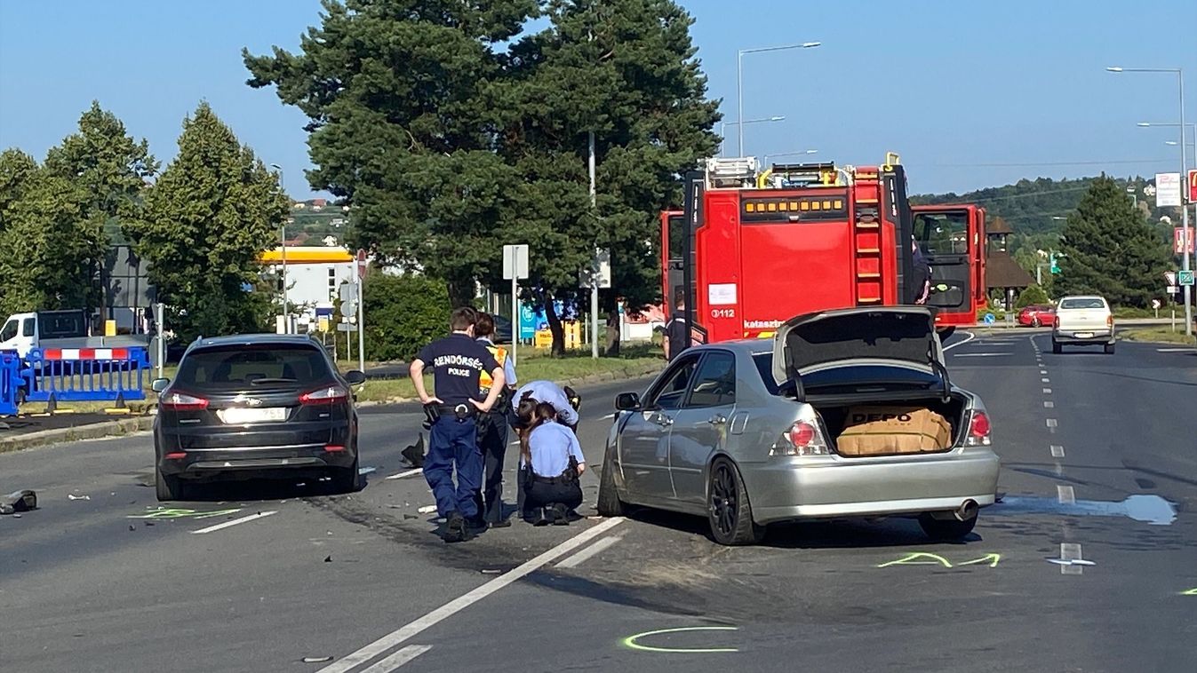 Kihajtott a benzinkútról, s karambolozott a Lexus Zalaegerszegen (frissítve)