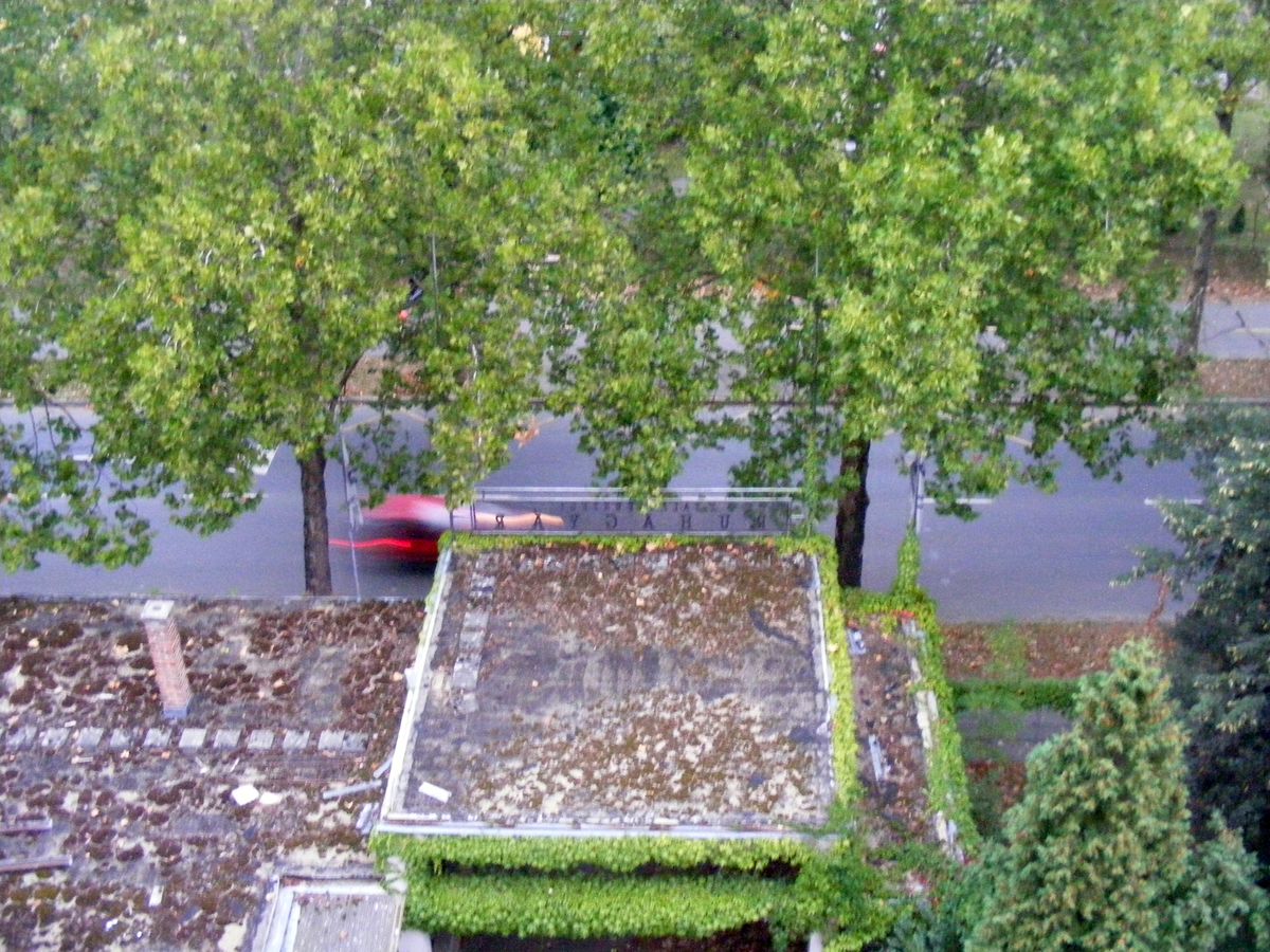 2008-ban így nézett ki a gyárkapu, még olvasható volt a ruhagyár felirat
