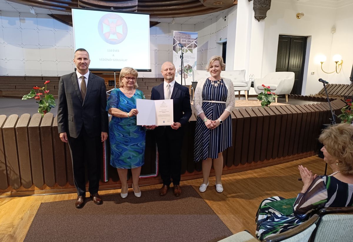 Védőnői Szolgálat: kitüntető oklevél átadása fennállásának 110. évfordulója alkalmából. Balról Balaicz Zoltán polgármester, Szekérné Büki Erzsébet vármegyei vezető védőnő, Dancs Jenő ápolási igazgató és Hetesi-Tőke Judit vármegyei kollegiális védőnői mentor.
