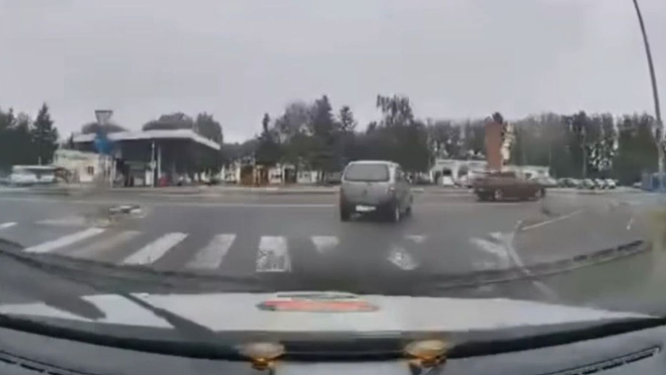 Szűk volt az úttest az ittas sofőrnek - videón a veszélyes manőverezés a dunántúli város utcáin