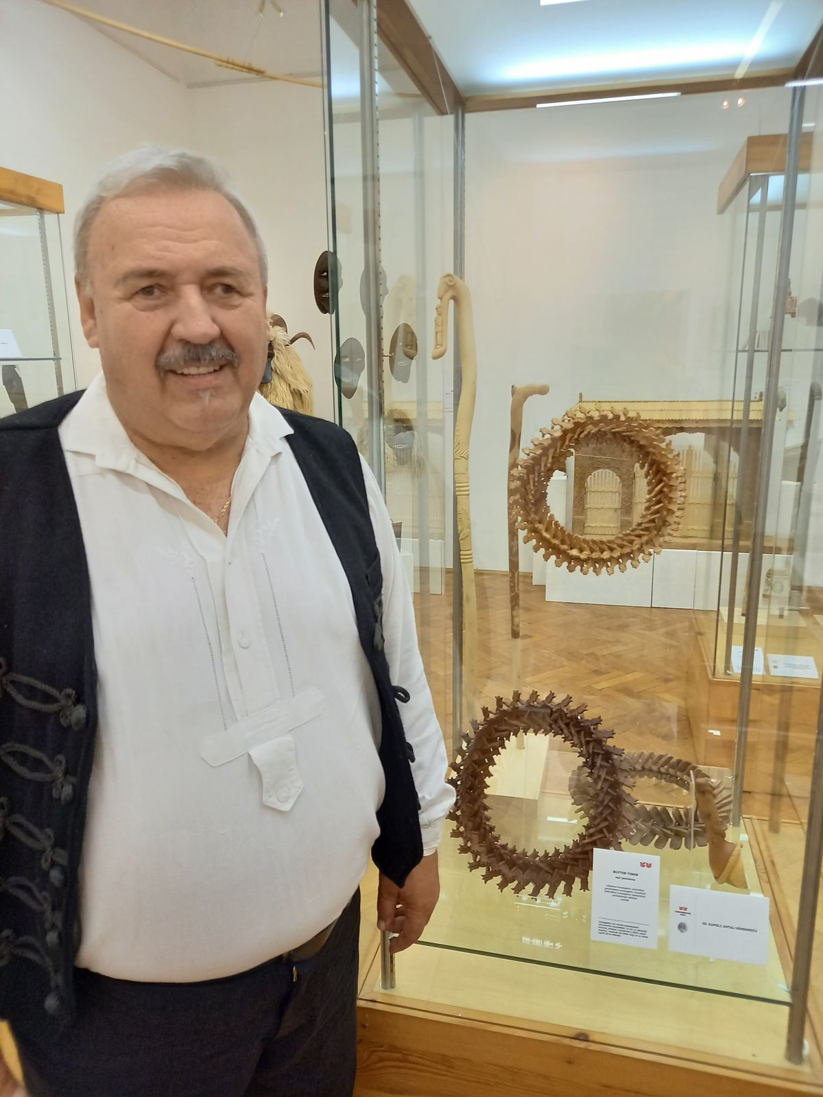 Zalai sikerek. Képünkön a Kapoli Nagydíjas Bujtor Tibor kiállítási tárgyaival.