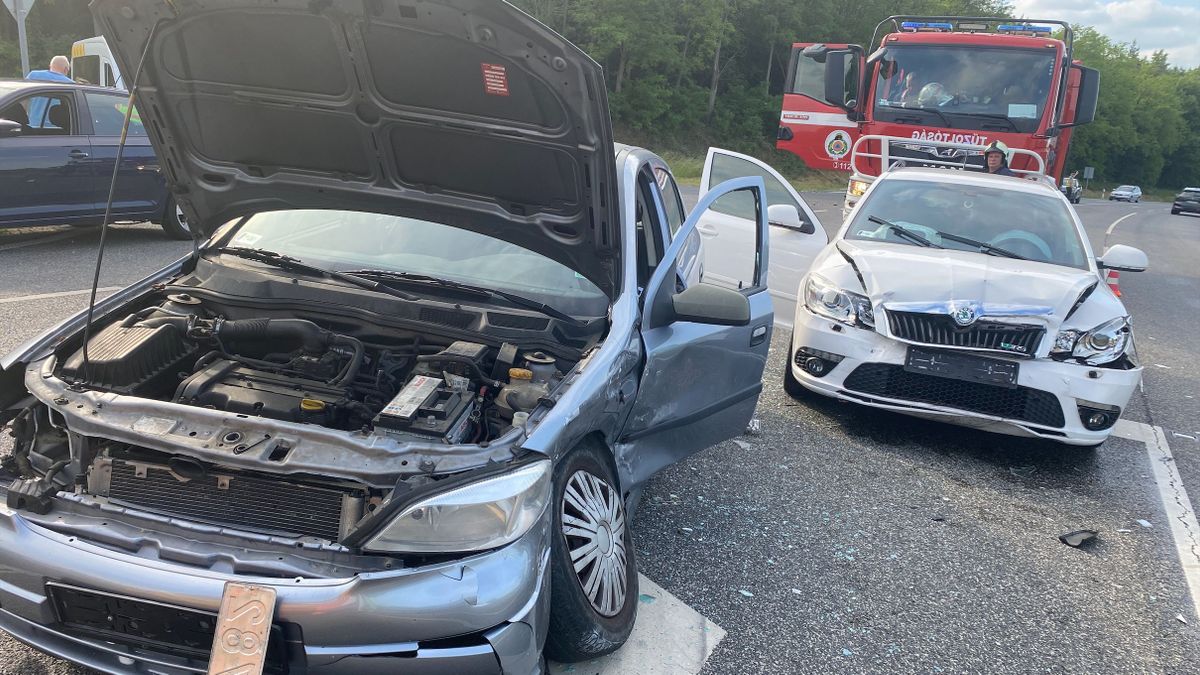 Két autó ütközött a 76-os főúton Zalában – helyszíni fotókkal és videóval