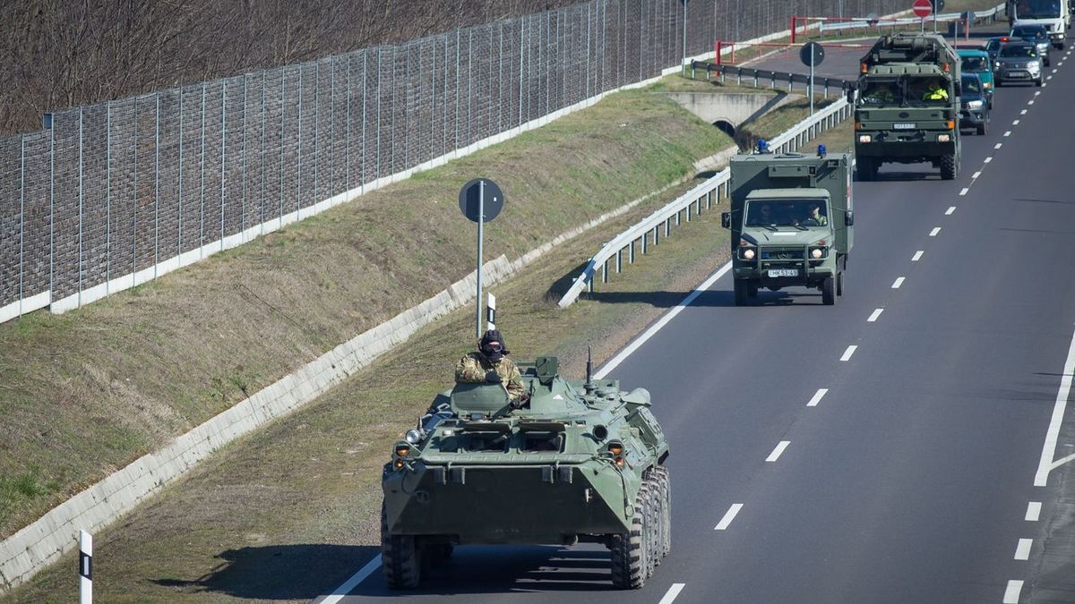 Harci járművek jelennek meg mától az M7-esen is, ezeken a helyeken figyeljen nagyon!