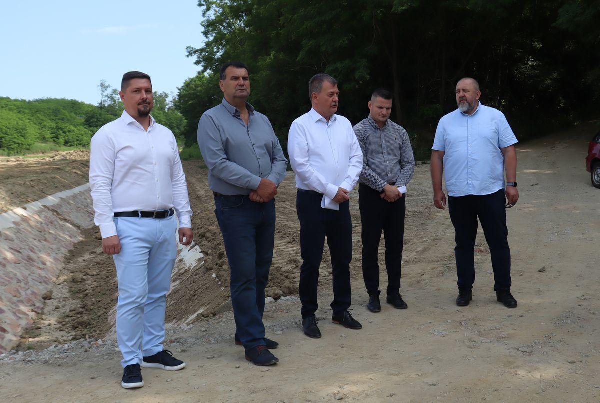 Nagypáli-patak. Ahogy a Ságodi-pataknál, úgy itt is árvízvédelmi munkák zajlanak. A sajtótájékoztatón balról Fuisz Ádám, Vigh László, dr. Vadvári Tibor, Németh Gábor és Oláh Gábor