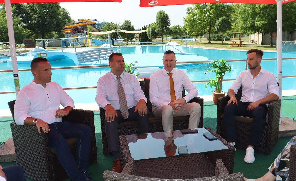 AquaCity: június 14-én, szombaton nyit ki. Az előkészületekről a várható programokról pénteken tartottak sajtótájékoztatót, balról Böcskey Zsolt, Vigh László, Balaicz Zoltán és Doszpoth Sándor