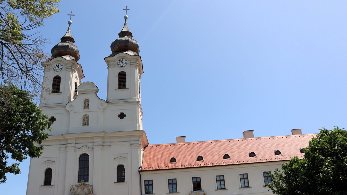 Visszanyerte régi fényét a titkokat rejtő csodálatos balatoni apátság - kit őriz a Királykripta? (képgaléria)