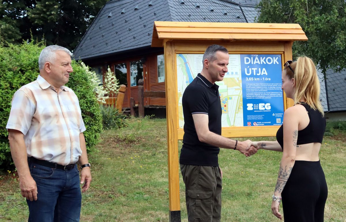 Köszönet a diákönkormányzatnak az ötletért. Balról Domján István önkormányzati képviselő, Balaicz Zoltán polgármester és a Kőnig Anna Tímea diák-polgármester