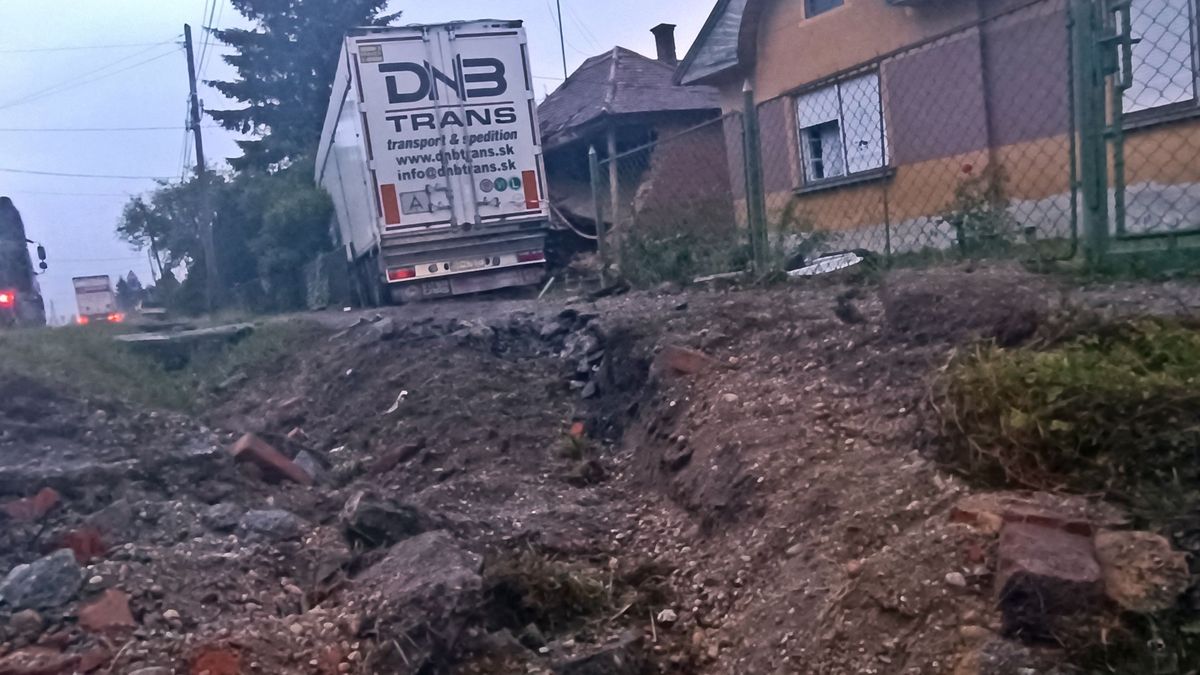 Berobbant egy családi ház hálószobájába egy kamion Zalában