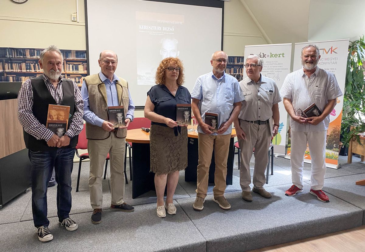 A könyvbemutatón balról Németh István Péter költő, dr. Cséby Géza irodalomtörténész, Orbán Ildikó, a kötet tervezője, Kiss Gábor főkönyvtáros, dr. Gyimesi Endre, a Keresztury Emlékbizottság elnöke és dr. Cséby Géza irodalomtörténész