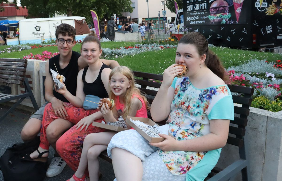 Street Food Weekend Zalaegerszeg belvárosában, amely még mosolygós is.