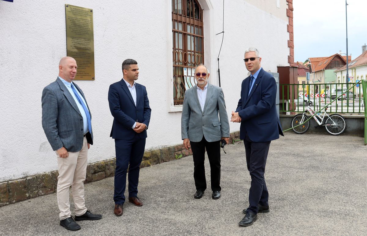 Műtárgymentés. Emléktábla-avatással emlékeztek meg a szovjet légitámadást túlélő műkincsek megmentéséről. Balról Cseh Valentin történész, Gecse Péter, Zalaegerszeg alpolgármestere, dr. Kostyál László, a Zalaegerszegi Múzeumok Igazgatóságának tudományos igazgatója és Németh Péter, a Balatoni Múzeum igazgatója