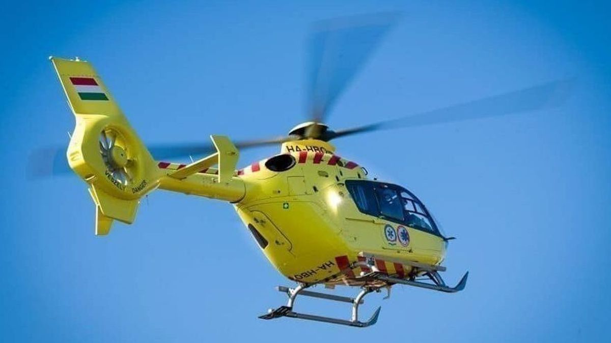 Árokba hajtott egy személyautó a Dunántúlon, mentőhelikopter érkezett - frissítve