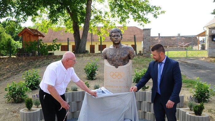 Szoboravatás Garaboncon egy helyi születésű olimpikon emlékére