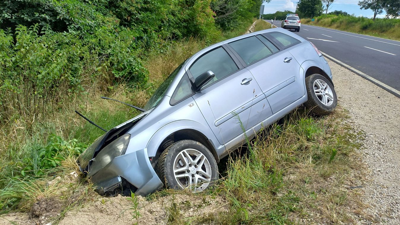 Árokba hajtott egy autó a 75-ös főúton, Zalában - frissítve, helyszíni fotók, videó!