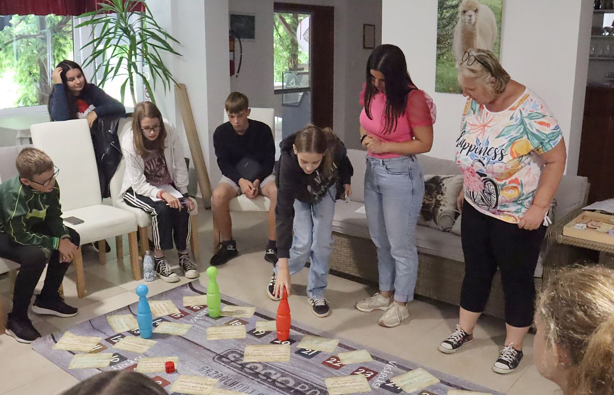 Kortársegítők. A családi pénzügyek kezeléséről szólt a dobókockás társasjáték, amit Szabó-Bedő Eszter és Karaderné Kovács Gyöngyi, Zalaegerszegi Család- és Gyermekjóléti Központ munkatársai játszottak a gyerekekkel.