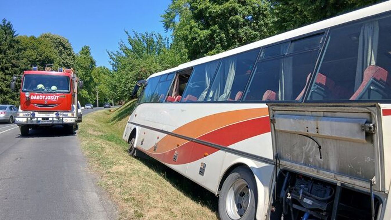 Árokba borult egy busz Zalakaroson (galéria) – frissítve