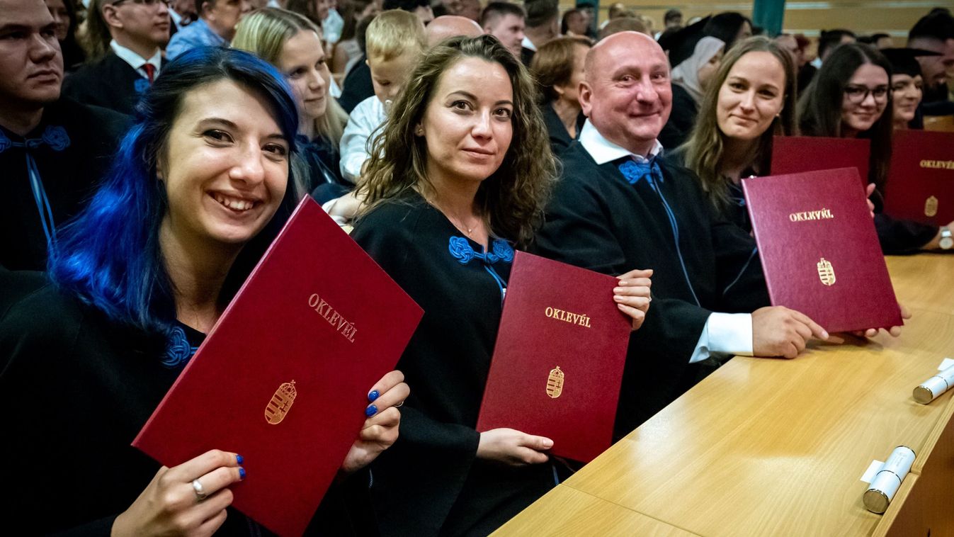 Diplomaátadó: útlevelet kaptak a munka világába (galéria, videó)