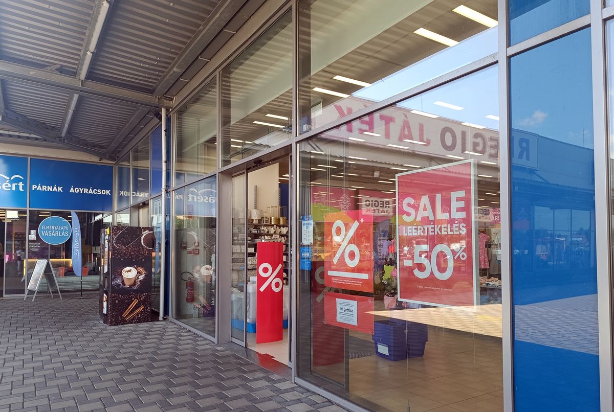 Nyári leértékelések. A Pepcoban 50 százalékos kedvezménnyel hirdetik.
