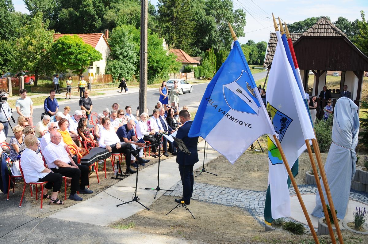 mellszobrot avattak Garaboncon