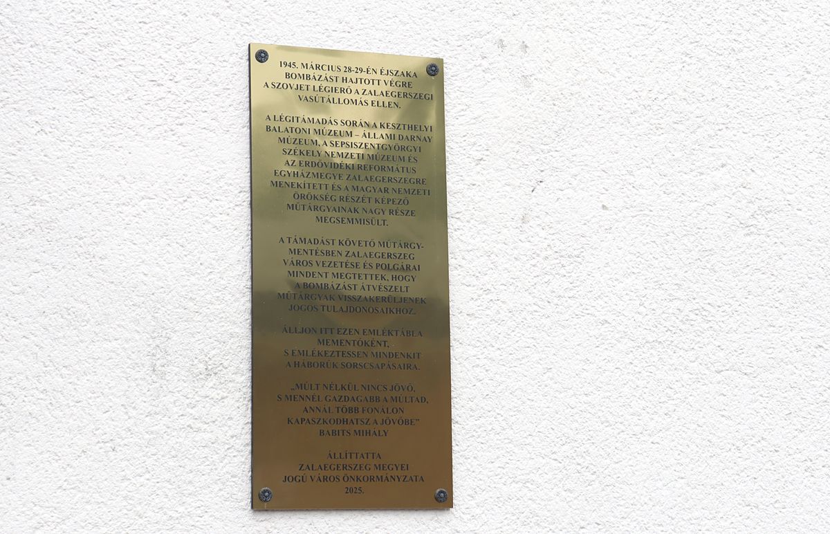 A megemlékezők ezt az emléktáblát helyezték el a Zalaegerszegi Vasútállomás falára