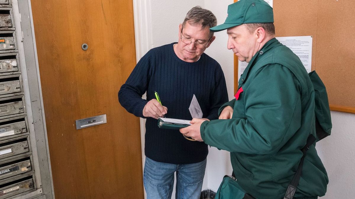 Családi pótlék: már úton a pénz, a postás kézbesíti