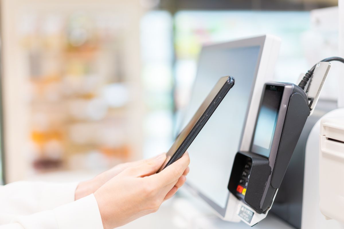 Young,Woman,Using,Self-checkout,And,E-money,Payment