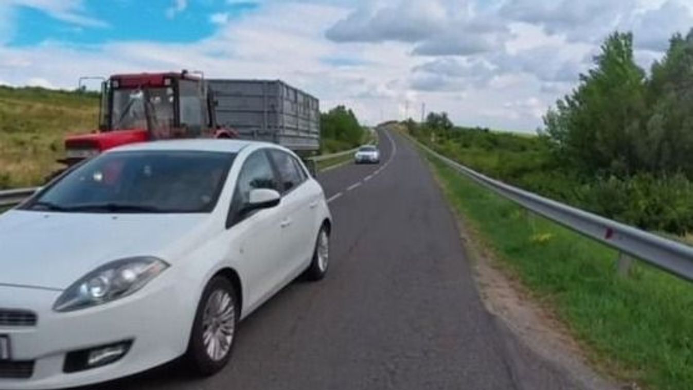 Centikre a tragédiától egy ostoba előzés miatt: leszorította a motorost a Fiat a dunántúli főúton – ritka félelmetes videó