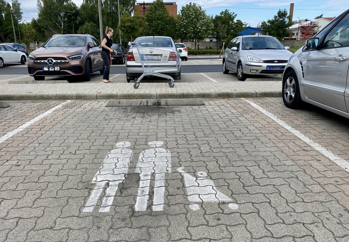 családi parkoló