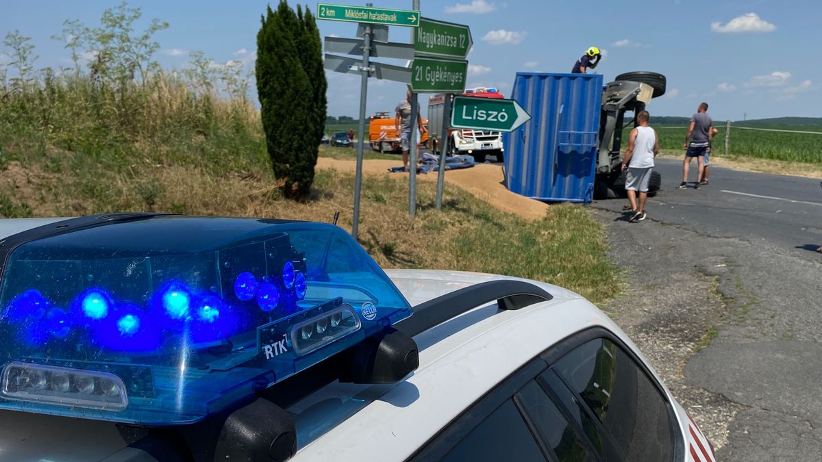 Felborult egy mezőgazdasági vontató pótkocsija Zalában – teljes útzár