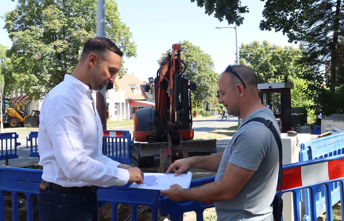 Ivóvízvezetékek cseréje történik a Platán sor és a Gasparich Márk utca kereszteződésében, Zalaegerszegen. Képünkön balról: Bali Zoltán alpolgármester és Somlai Péter közmű- és mélyépítő szakreferens.