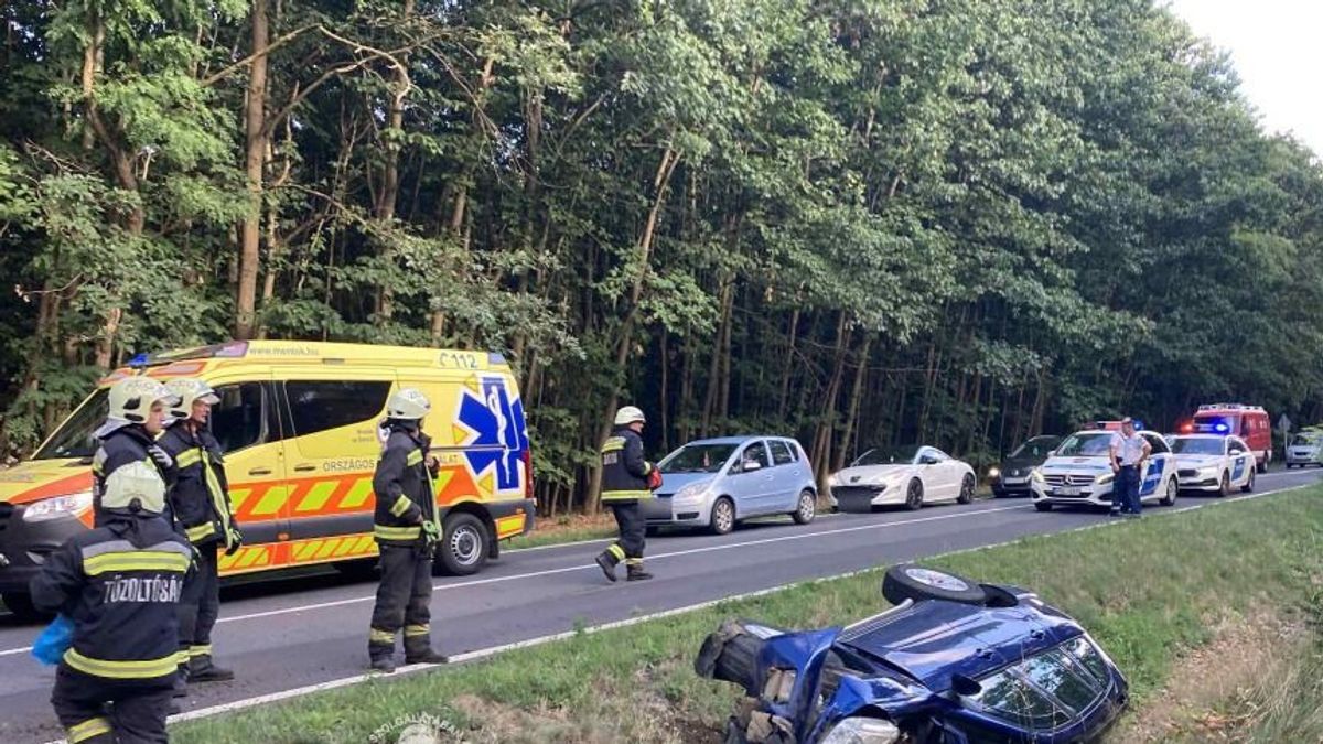 Helyszíni fotókon a 74-es főúton történt baleset