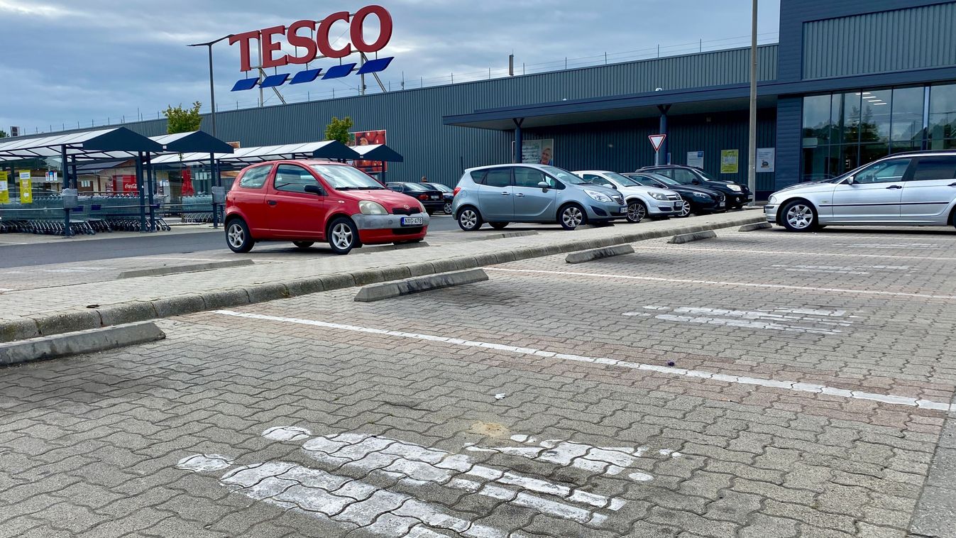 Családi parkoló = szabad préda? Mutatjuk, mit enged a KRESZ