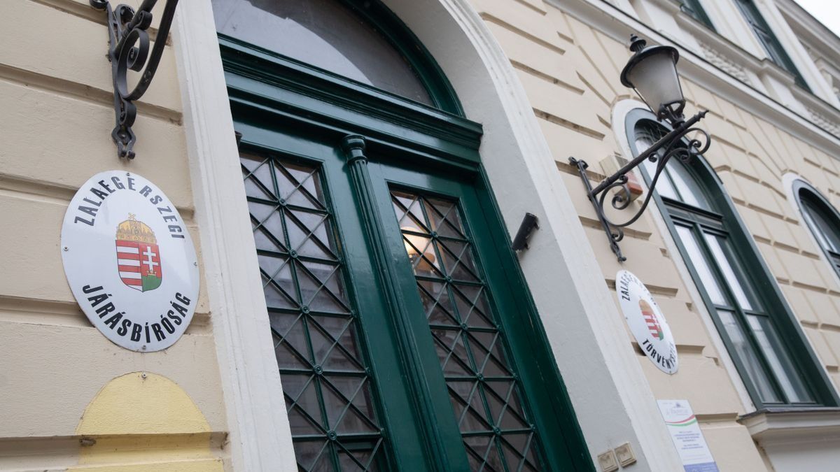 Idős embereket vágtak át. Közel 10 millió forintot csaltak ki tőlük a termékbemutatóikon, ezért kell felelniük a vádlottaknak.