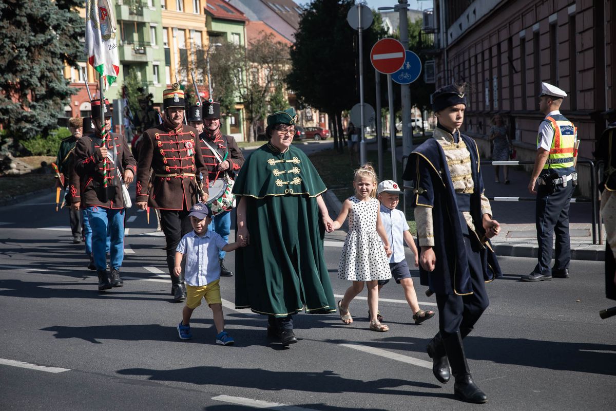 A vitéz rendek és hagyományőrző egyesületek felvonultak a Kossuth Lajos utcán, ily módon is megemlékezve a dicső pozsonyi csatáról
