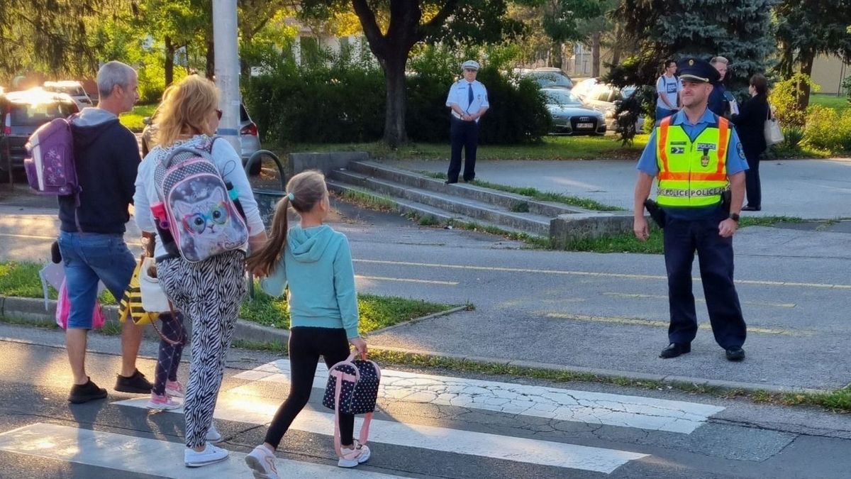 Nagyobb forgalom, dugó, nehezebb parkolás: kezdődik az iskola  – a rendőrség tanácsai