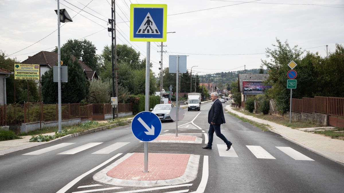 Biztonságban kelhetnek át a forgalmas úton, új gyalogátkelő a városrészben (galéria, videó)