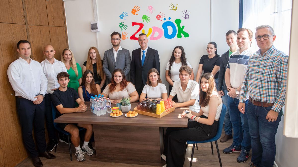 Nem kell a pincébe vonulniuk: a zalaegerszegi diákok méltó irodát kaptak
