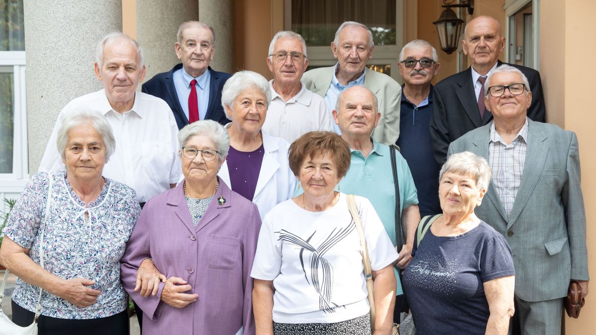 Amikor megszépülnek az emlékek: hatvan éve végeztek, s most újra összejöttek