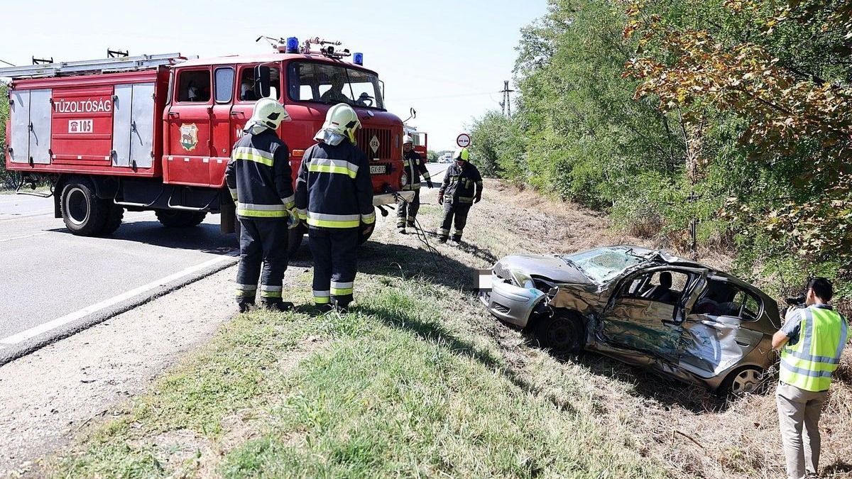 Kihajtott a benzinkútról, elütötte a teherautó – tragédia a magyar főúton (fotó, videó)