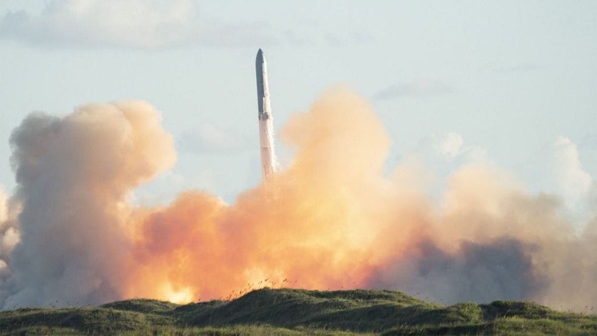 Történelmet írt a SpaceX: a világ legnagyobb rakétája hibátlanul teljesítette a tesztet (videó)