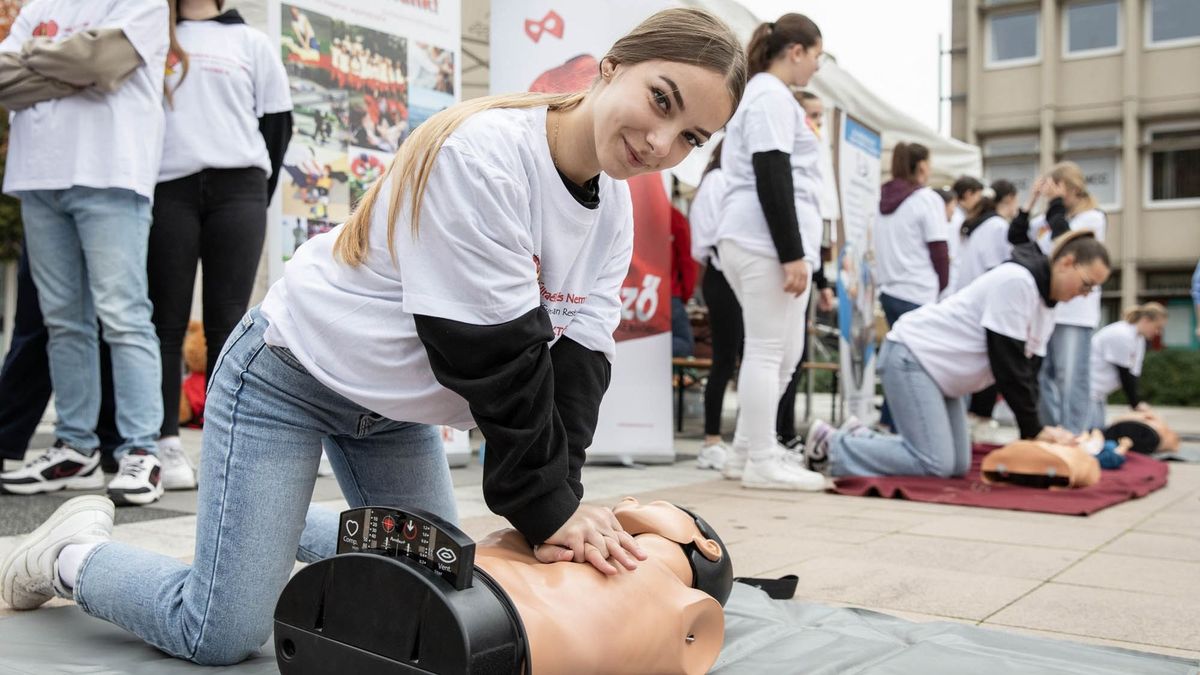 Többen rosszul lettek a téren, s baleset is történt, ám nagyon hamar jött a segítség (galéria)