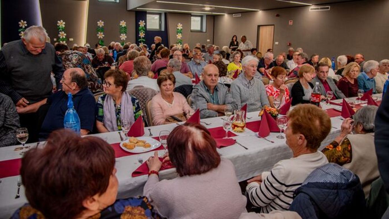 Szükség van az idősek tapasztalatára és tudására – köszöntés, vidám dallamokkal