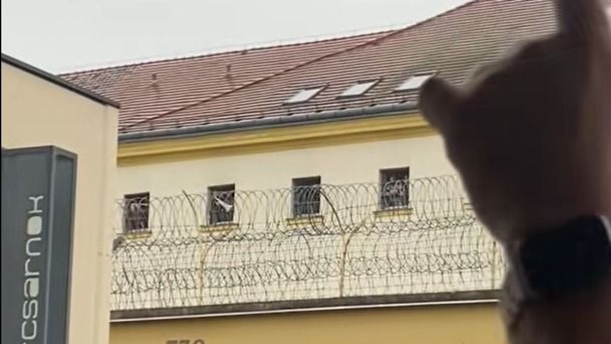 Mikor két világ találkozik, avagy megvan a varázsa ha a kocsma mellett van a börtön (videó)