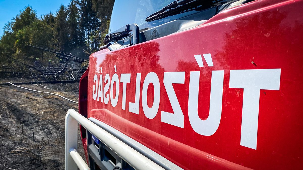 Teherautó égett az M7-esen, tűzoltók dolgoznak a pályán