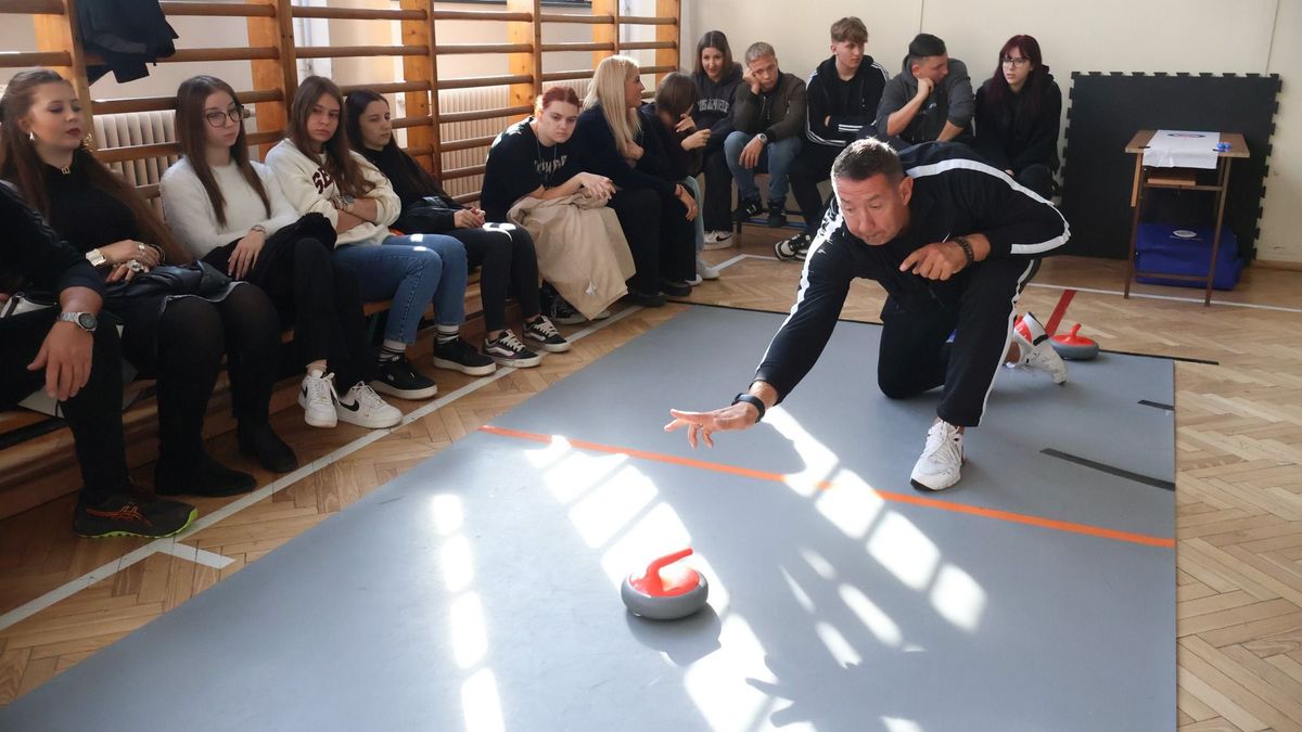 Zalaegerszegre is megérkezett a floor curling – közös játék, közös élmény (galéria)
