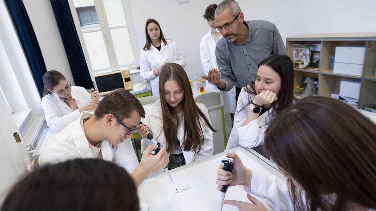 A jövő tudománya a zalai iskola laborjában: Amerikából érkezett a drága berendezés, amivel a DNS-t vizsgálják (galéria, videó)