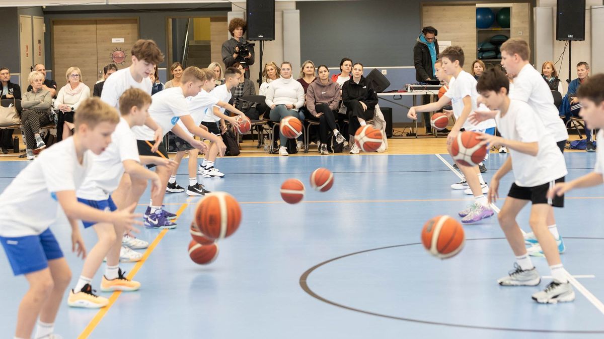 A ZTE amerikai kosarasai is beálltak a diákokhoz, így indult a sportnap a zalai iskolában (galéria, videó)