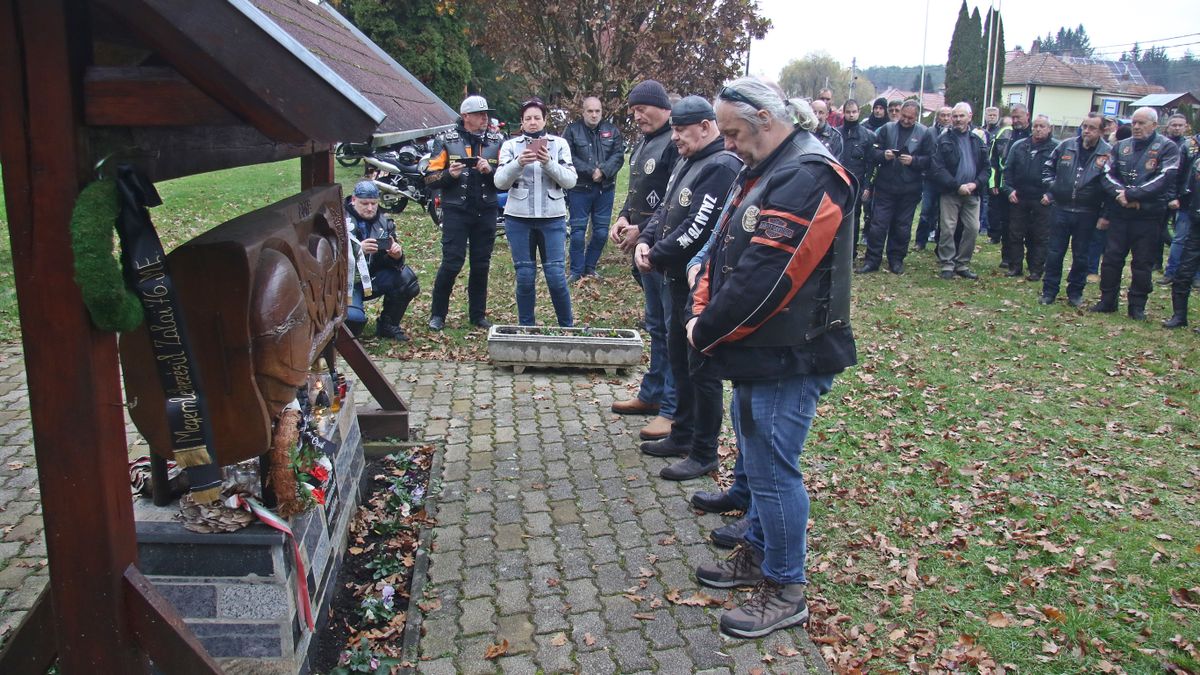 Névtáblák az emlékhelyen - a országutak vándorai, akik úgy indultak útnak, hogy soha többé nem tértek haza (galéria, videó)